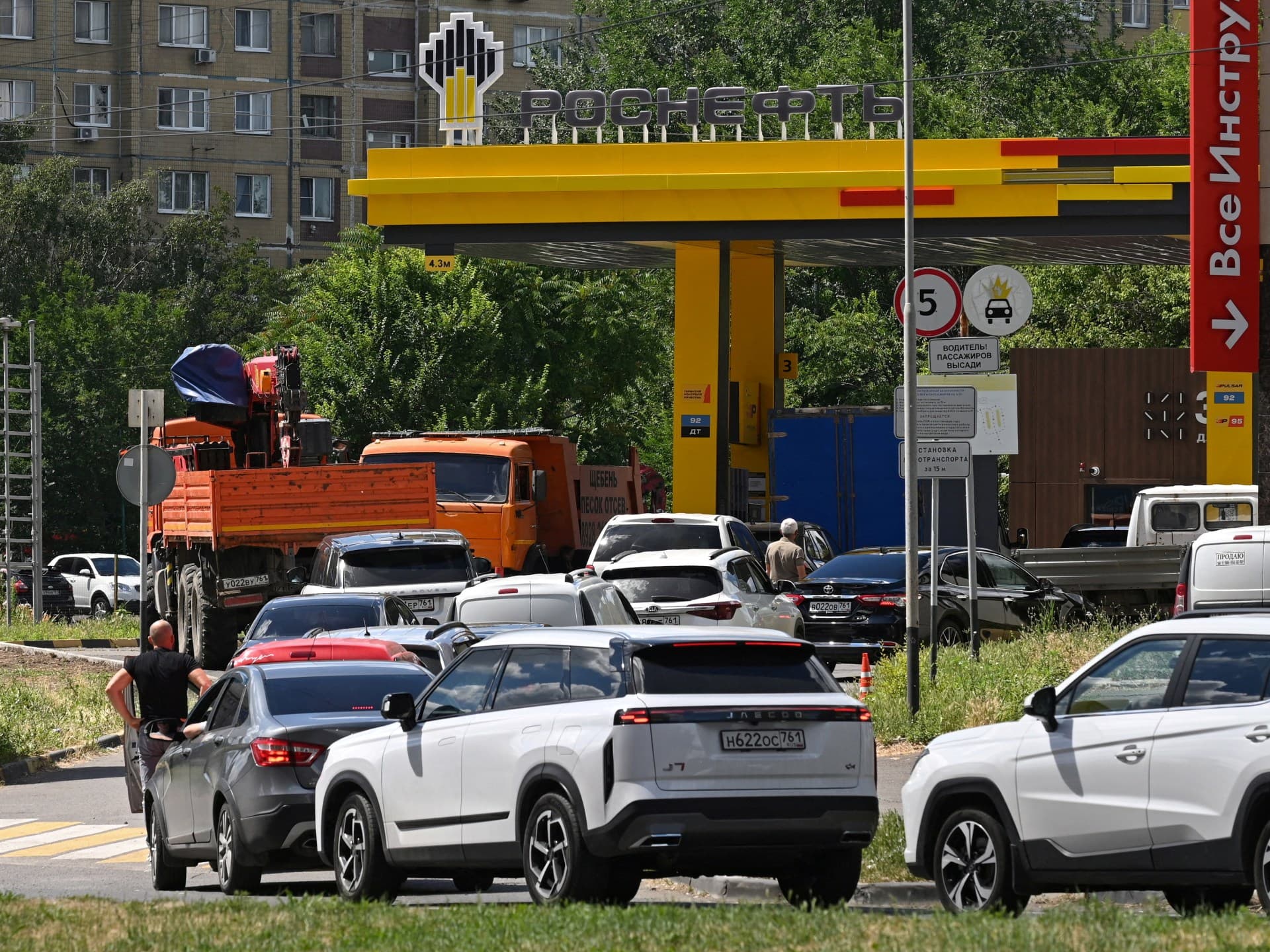 Дефіцит пального в Росії: черги на АЗС і нормування після ударів по НПЗ