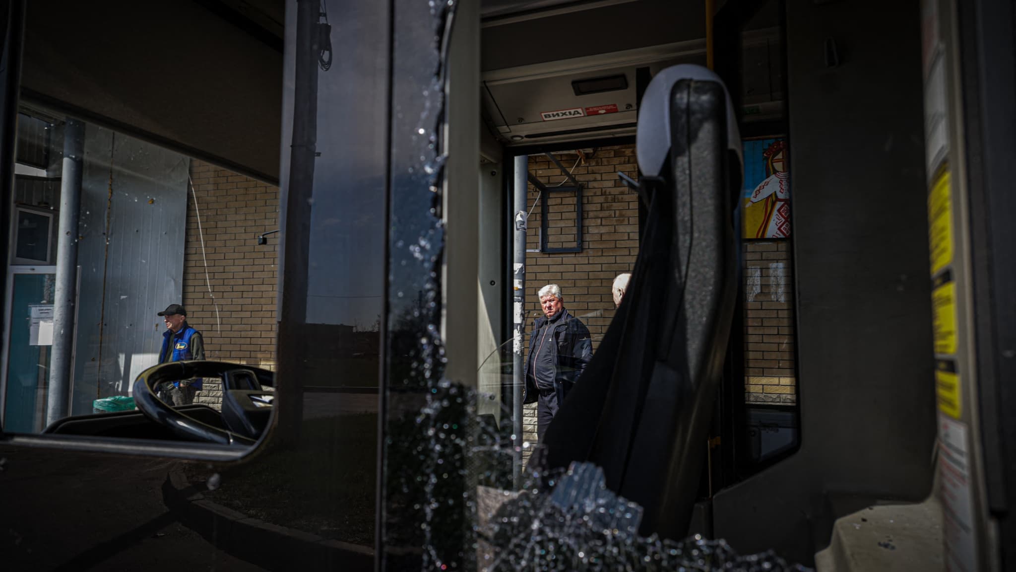 Удар дроном FPV по автобусу в Нікополі: троє загиблих, 12 поранених