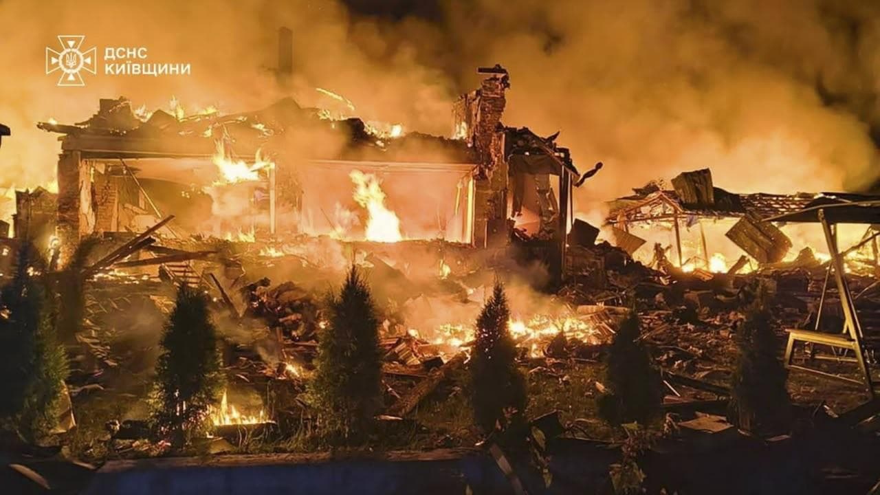 Росія вбила трирічну дитину й ще трьох людей під Києвом — у відповідь горять два нафтозаводи