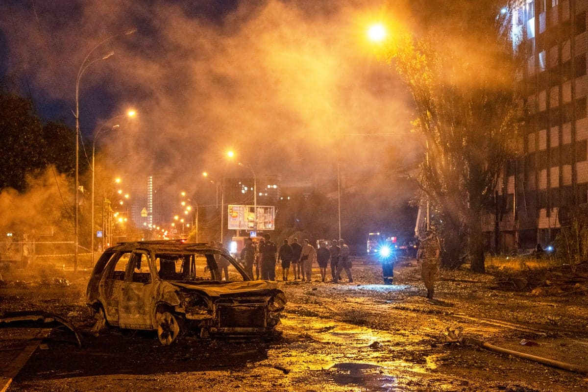 Росія вдарила балістичними ракетами по Києву: дев'ятеро загиблих, будинок зруйновано