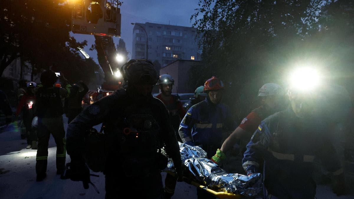 Росія вдарила ракетами по Києву: мешканці заблоковані у будинку на Подолі