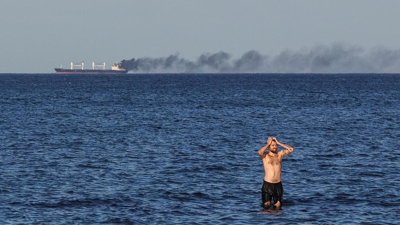 Чорне море у вогні: удари по цивільних суднах паралізували морську торгівлю