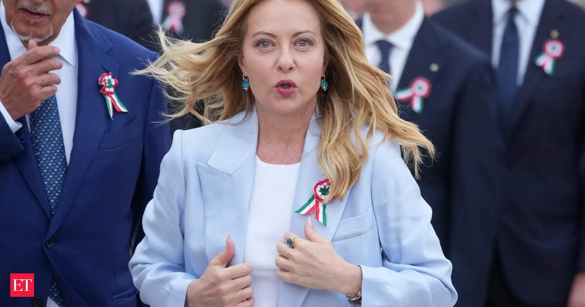 Від чорних чобіт до пастельних костюмів: як Мелоні переписує власний імідж