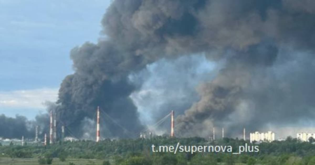 Дрони атакували НПЗ «Роснефті» у Саратові; Росатом заявив про удар поблизу ЗАЕС