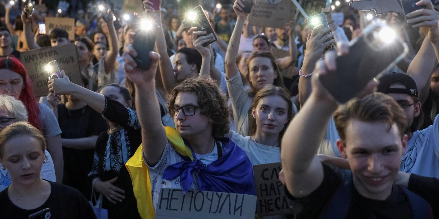 «Цунамі, яке розколе Україну»: Зеленський — про вибори під час війни