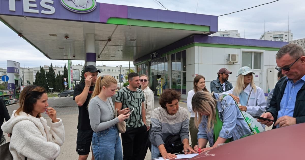 Паливна криза в Криму: 20 літрів на авто і танкери, що горять на під'їздах
