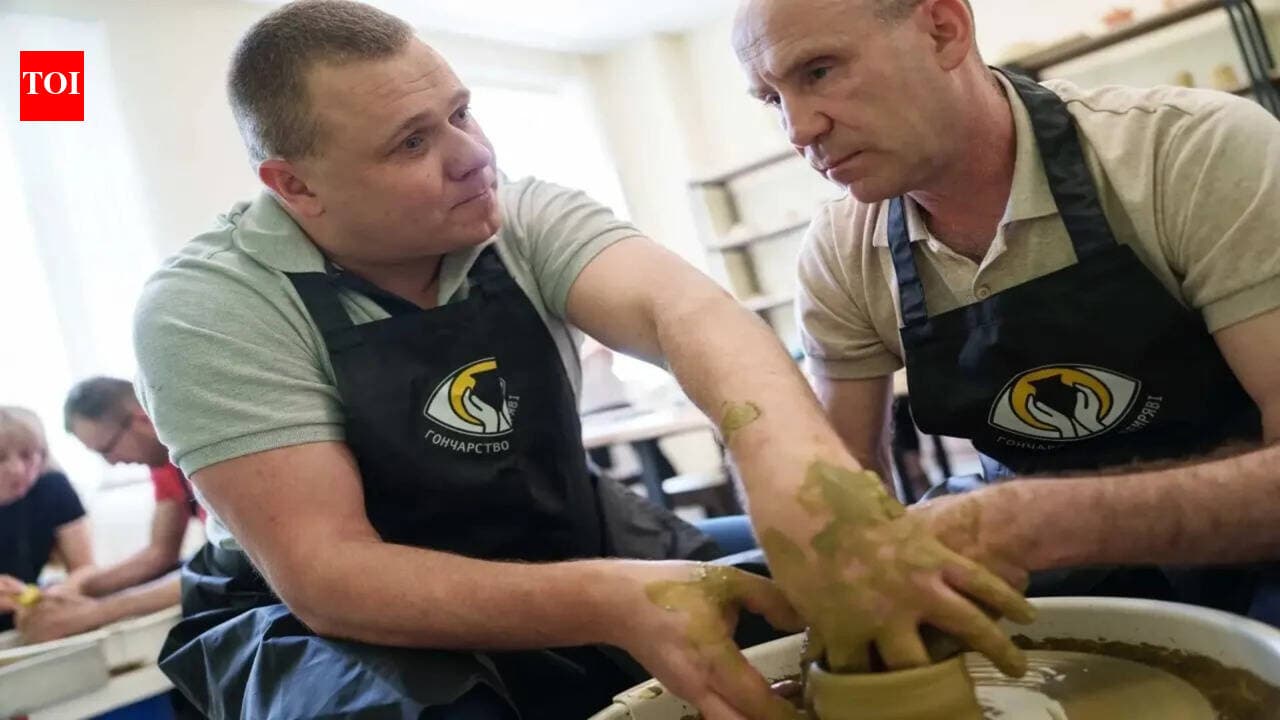 Тисяча виробів, яких він не бачив: сліпий ветеран із Вінниці навчає гончарству побратимів