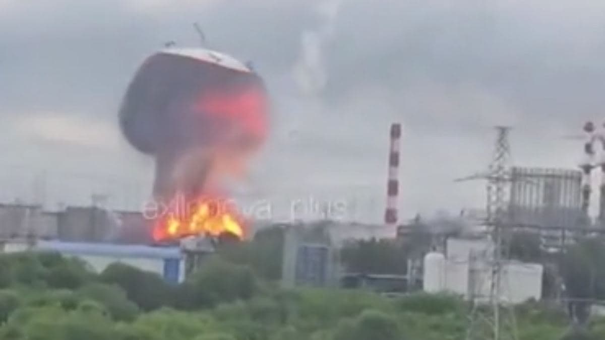 Дрони атакували нафтопереробний завод у Москві та залізничний міст у Криму