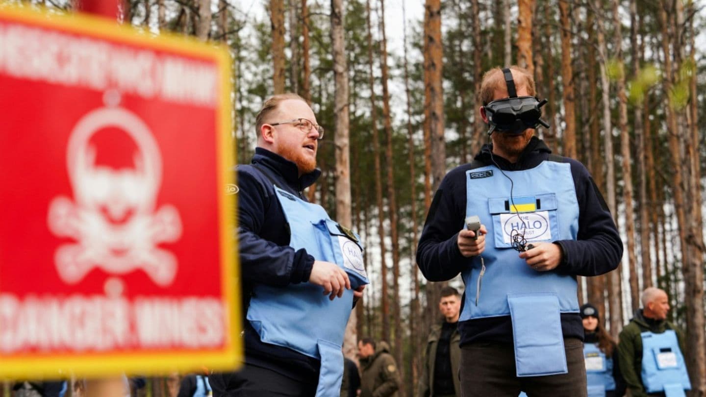 Принц Гаррі відвідав Бучу та пішов стопами Діани у боротьбі з мінами