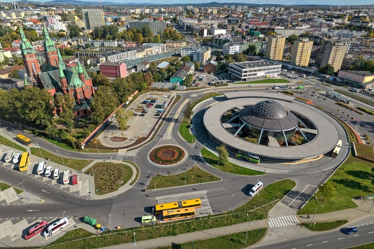 Вулиця Бандери і 15 автобусів: польська сварка, яку зупинили волонтери