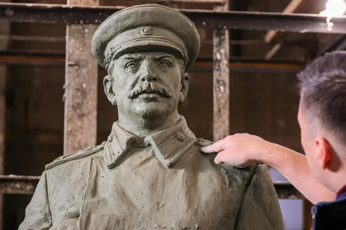 Культ без каяття: Росія зводить 176 пам'ятників Сталіну під час війни проти України