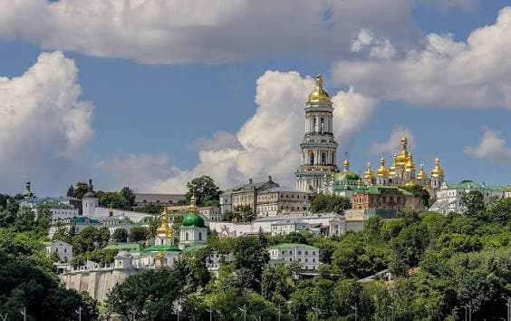 Росія вдарила по Лаврі: дев'ятеро загиблих, 70 ракет і 611 дронів