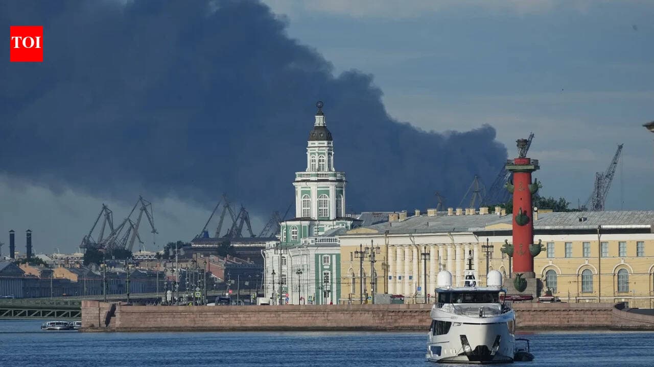 Україна вдарила сотнями дронів по Санкт-Петербургу: нафтовий склад у вогні, аеропорт паралізовано