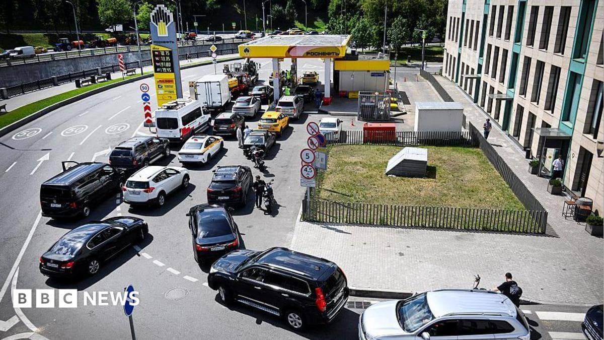 Паливна криза в Росії: кілометрові черги на АЗС і падіння рейтингу Путіна