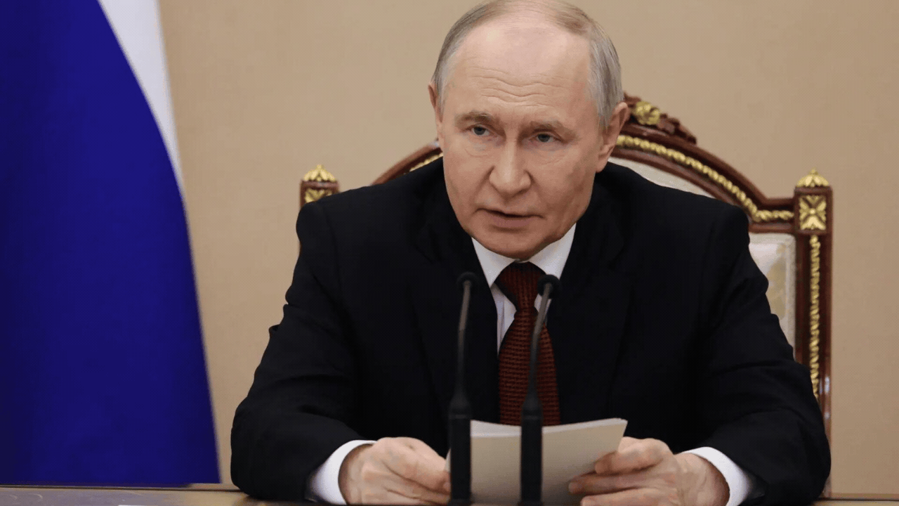 Путін визнав дефіцит палива через удари дронів, але назвав ситуацію «некритичною»