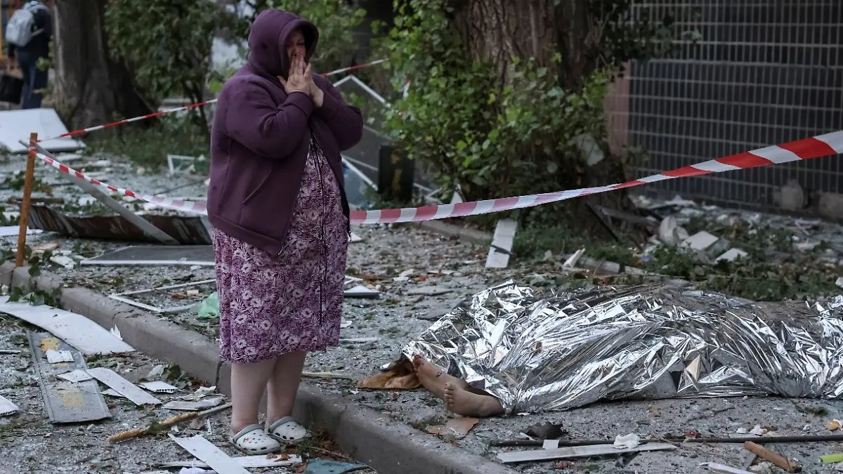 Росія вдарила по Києву: 15 загиблих, пошкоджені лікарня і школа