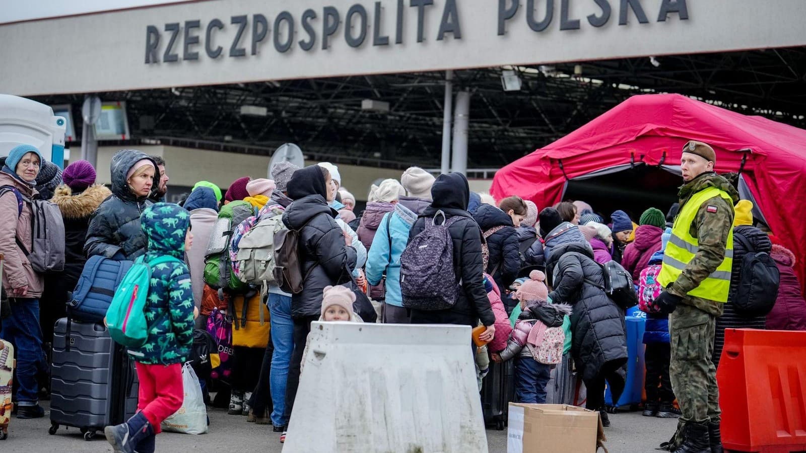 Без страховки і хліба: як закон Туска залишає без захисту хворих та літніх українців у Польщі