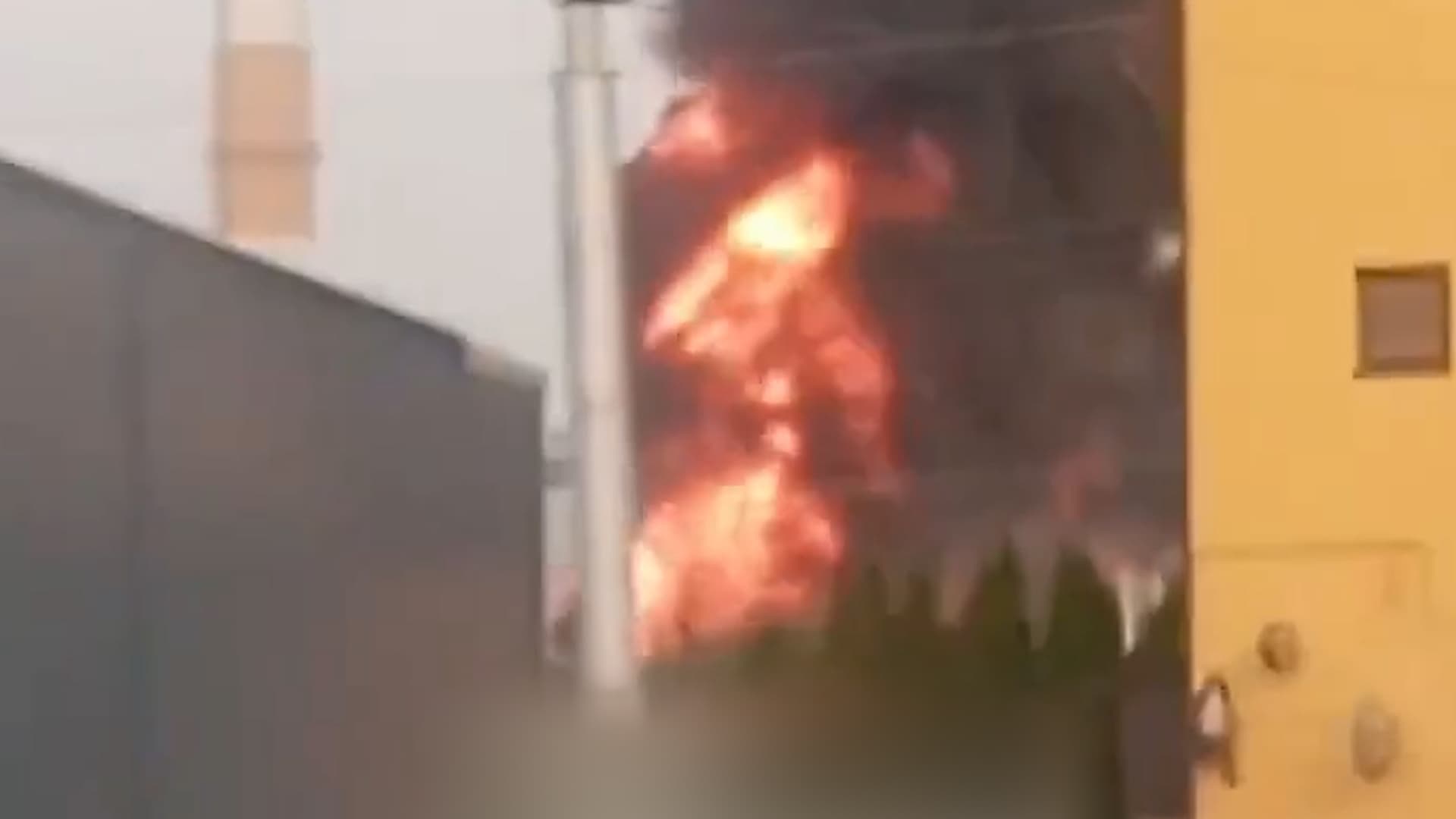 Удар по Бєлгородщині: пожежа на енергетичному об'єкті, одна загибла