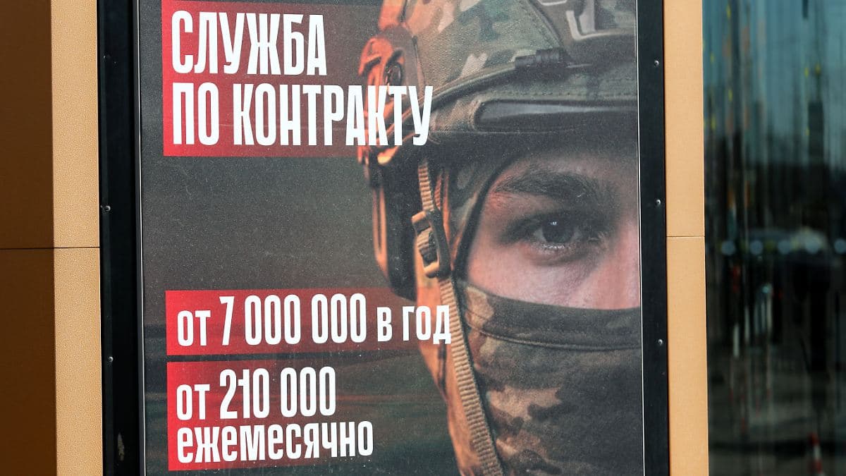 Тіньова мобілізація: у Пензі чоловіків обманом підписують на контракт, жінок — через колл-центри