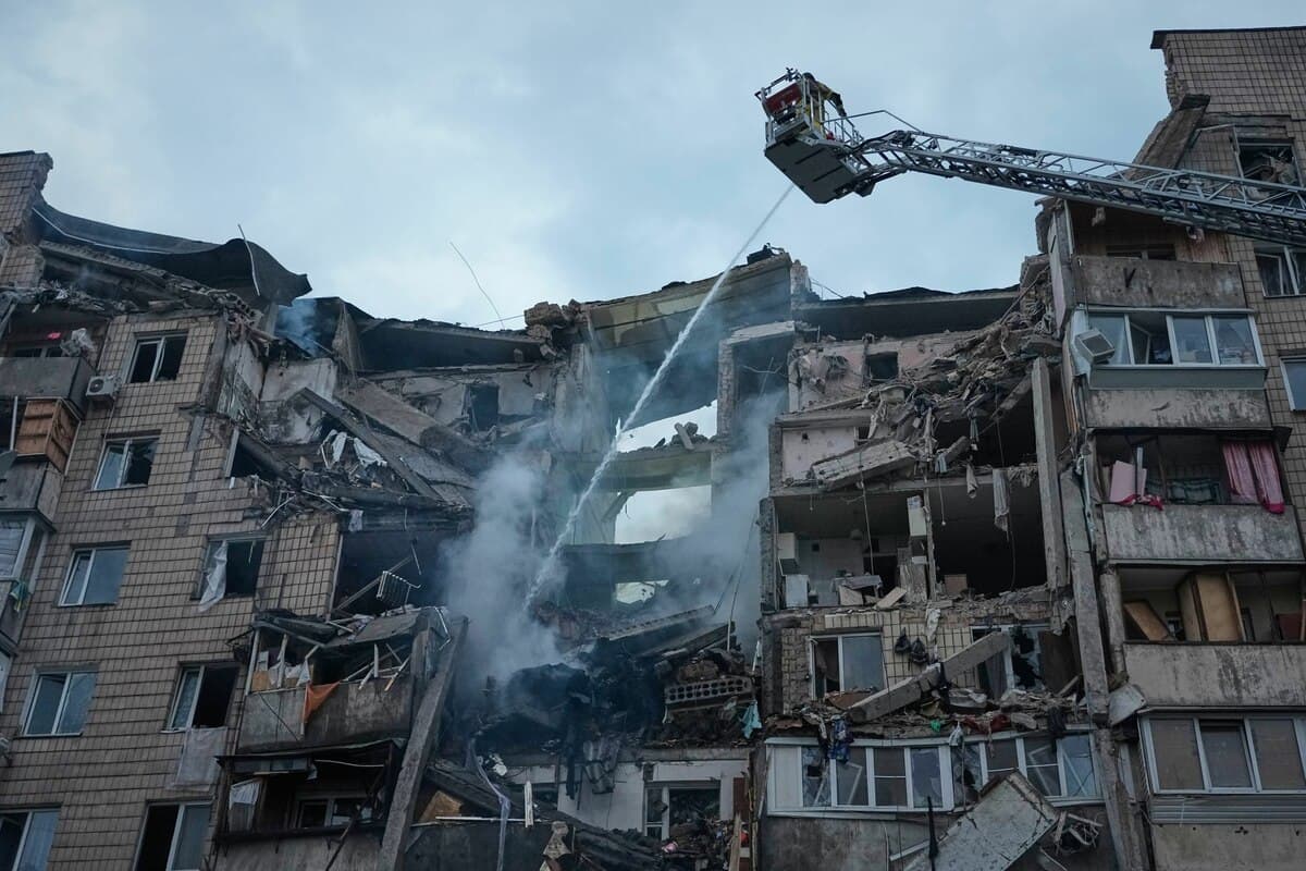 Десятеро загиблих у Києві після балістичних ударів Росії: Зеленський попередив про нову хвилю