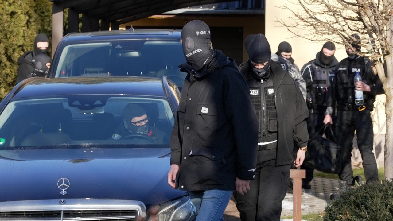 Під виглядом допомоги: мережа з Німеччини постачає армії Росії