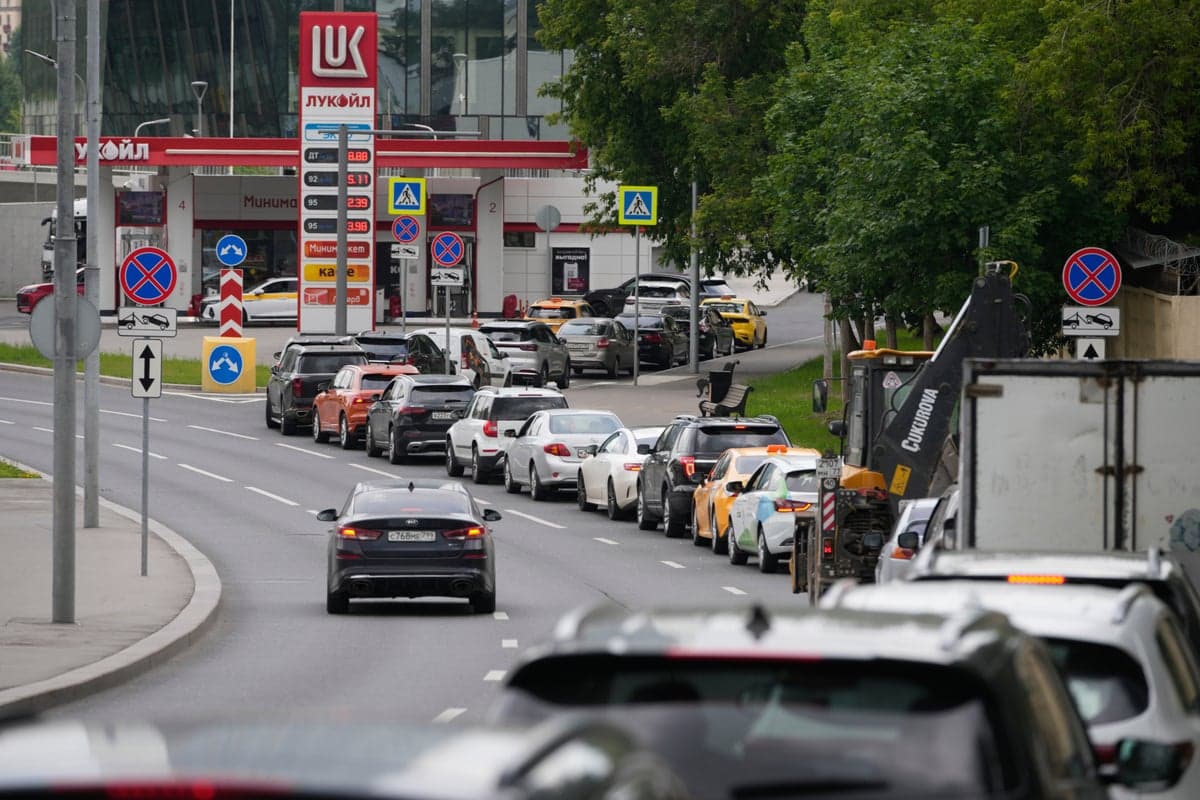 Черги та порожні колонки: Росія потрапила в паливну кризу через українські удари по НПЗ