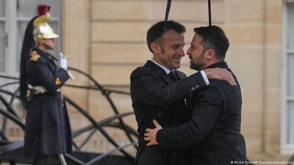 Зеленський і Макрон обговорили тиск на Москву на тлі іранської кризи