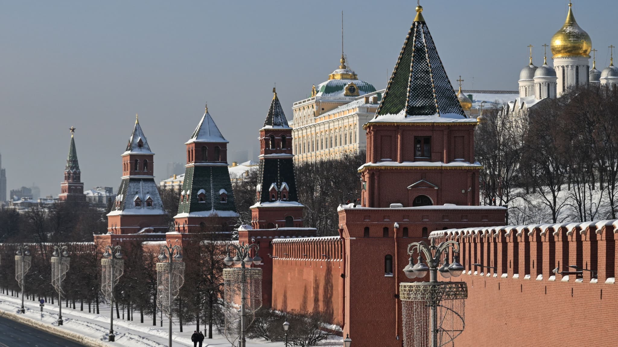 Росія заявила про знищення 113 дронів: пожежа на НПЗ у Псковській