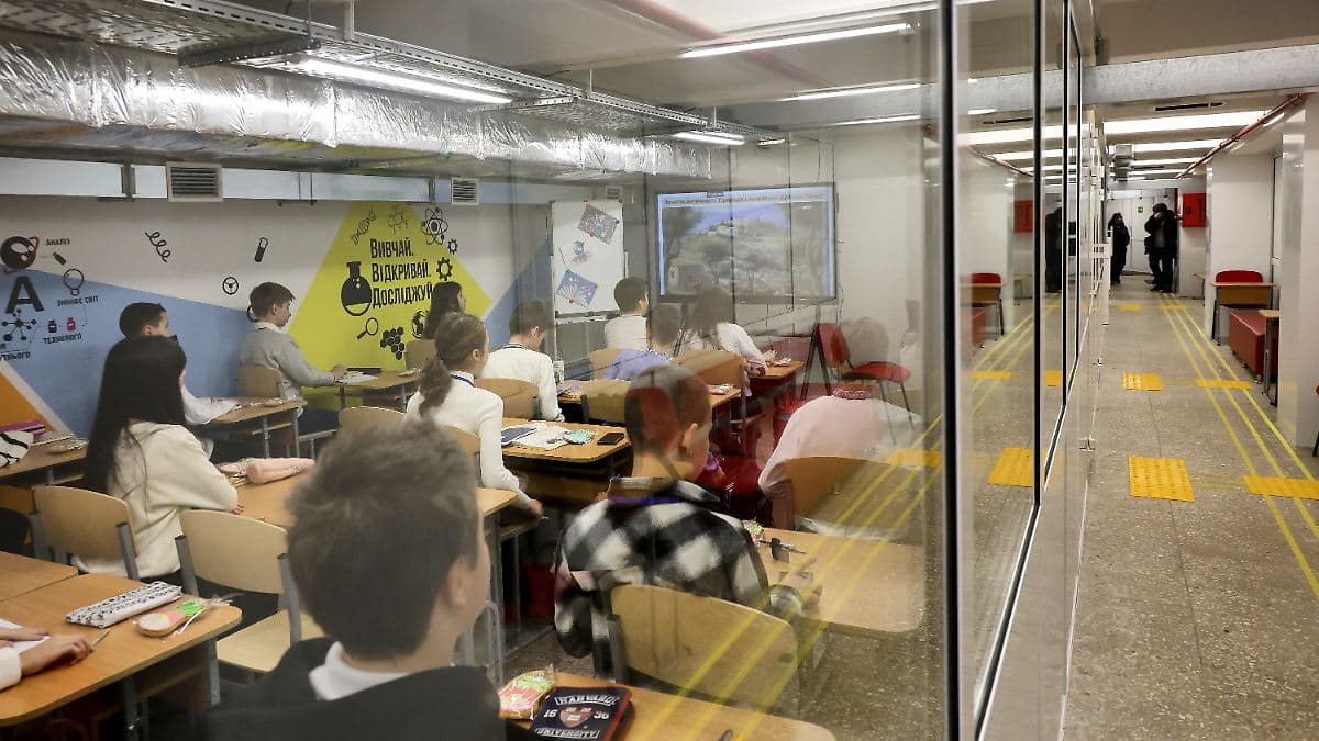 «Війна проти дітей»: 4000 годин тривог і підземні школи в Україні